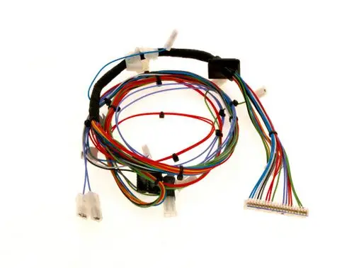 Kabelbaum mit mehreren bunten Drähten und Steckverbindern, geeignet für elektronische Anwendungen, möglicherweise im Zusammenhang mit Bosch-Produkten.